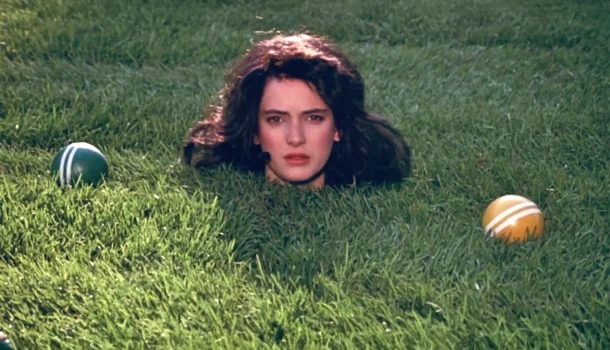 Disponível na Mubi, o filme que lançou Winona Ryder e Christian Slater e inspirou “Meninas Malvadas”