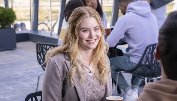 Parece bobinho e é mesmo: romance com Dylan Sprouse e Virginia Gardner é férias para sua cabeça, no Prime Video