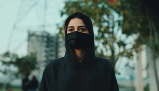 Se você gosta de Black Mirror, vai se impressionar com ciber-thriller sombrio na Netflix