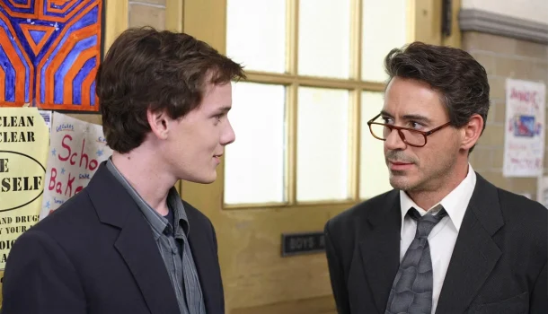 Comédia inteligente e charmosa com Robert Downey Jr. e Anton Yelchin no Prime Video