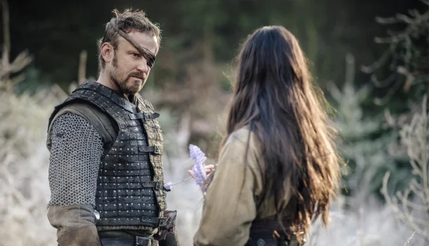 Épico subestimado na Netflix, drama com Michael Caine e Ben Foster é aula de história