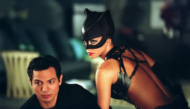 Acabou de chegar à Netflix: a vingança mais felina (e mais confusa) do cinema