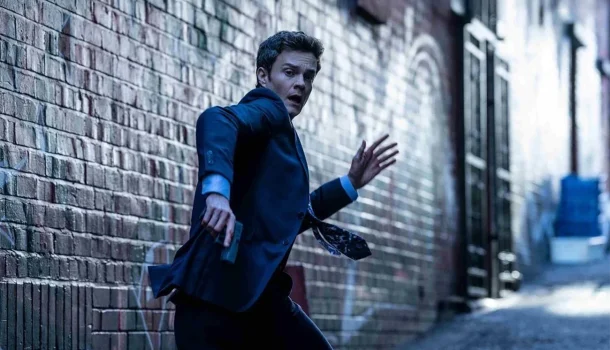Humor e tensão se cruzam em thriller de ação bizarro com Jack Quaid, agora na Netflix