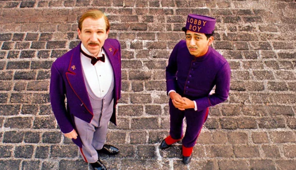 Uma das obras mais geniais de Wes Anderson, com Ralph Fiennes, chega à Netflix