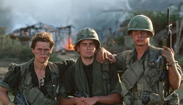 Em um de seus maiores clássicos, Oliver Stone se entrega ao caos em obra-prima de guerra, na Netflix