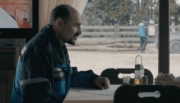 O filme mais surpreendente do Prime Video: o vilão não se esconde — ele senta à mesa e manda você sorrir