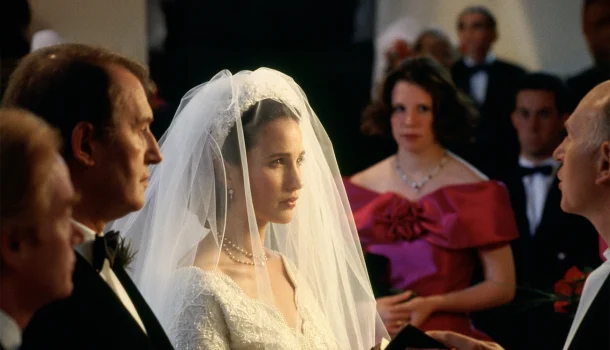 Comédia romântica com Hugh Grant e Andie MacDowell nos lembra que o amor não acontece num passe de mágica, na Netflix