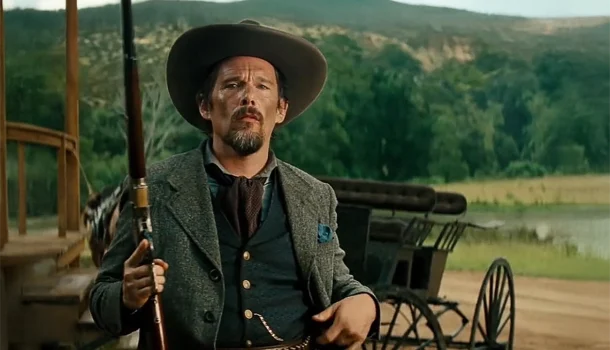 Com Denzel Washington e Ethan Hawke, faroeste na Netflix relembra um dos maiores clássicos do cinema