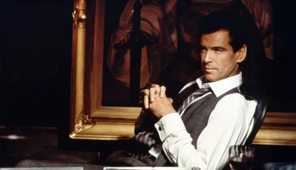Com Pierce Brosnan, o remake elegante que superou o filme que o inspirou, na Netflix