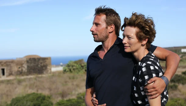 No Prime Video, Tilda Swinton e Dakota Johnson te colocam num “climão” sem saída