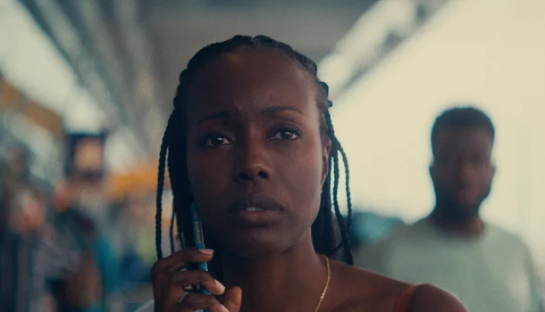 No Prime Video, este filme perturbador mergulha no medo, na paranoia e na fragilidade da mente