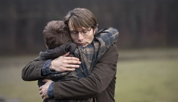 Um dos papéis mais impactantes de Mads Mikkelsen: drama entre os 100 filmes mais bem avaliados do IMDb está no Prime Video
