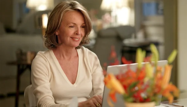 De Nancy Meyers, uma das comédias românticas mais aclamadas do século 21, na Netflix