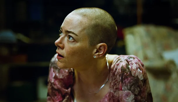 Emma Stone voltou ao centro do Oscar com um dos filmes mais estranhos do ano, sob demanda no Prime Video