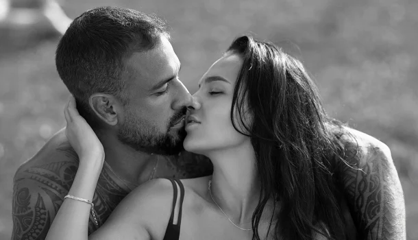 Duas pessoas trocando saliva é gostoso de se ver