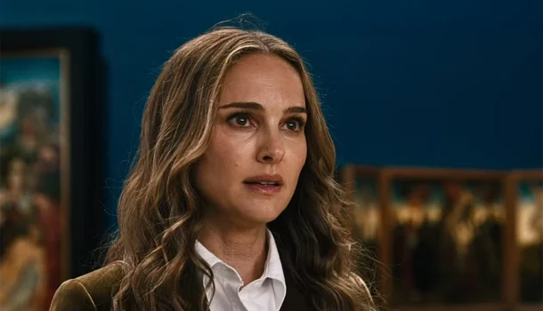 Aventura de Guy Ritchie, com John Krasinski e Natalie Portman, é perfeita para por os pés no fim de semana, na Apple TV+