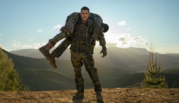 Desligue o cérebro e se entregue aos 106 minutos de pura ação que esse filme na Netflix oferece