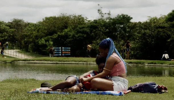 No Globoplay, um dos filmes brasileiros mais sensíveis dos últimos anos fala de dor, afeto e futuro