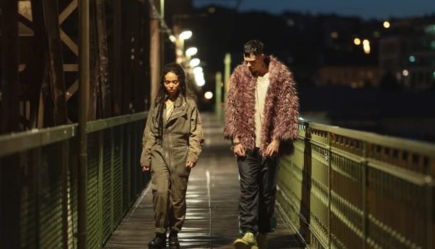 Fenômeno nos anos 90 ganha reboot: romance sombrio com Bill Skarsgård e FKA Twigs está no Telecine