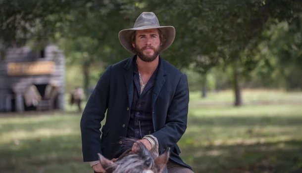 Woody Harrelson, Alice Braga e Liam Hemsworth: quando o faroeste se mistura ao suspense investigativo no Prime Video