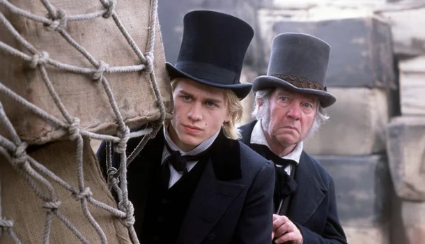 Romance épico com Charlie Hunnam e Anne Hathaway baseado em livro de Charles Dickens está no Prime Video