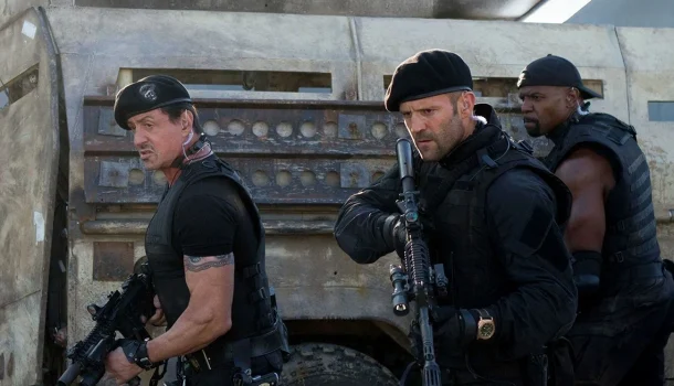 Jason Statham domina a tela em filme brutal da Netflix com perseguição, traição e fogo no mar