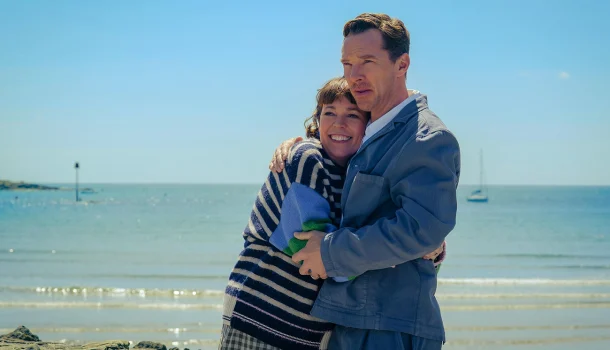 Benedict Cumberbatch + Olivia Colman no Disney+: a comédia mais perigosa pra assistir a dois (vai dar assunto)