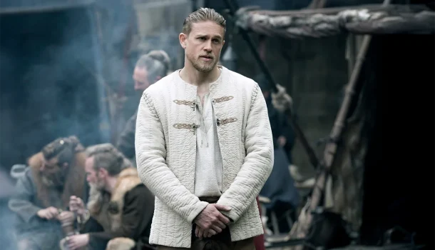 Guy Ritchie e Charlie Hunnam transformam lenda arturiana em épico acelerado e eletrizante, na HBO Max