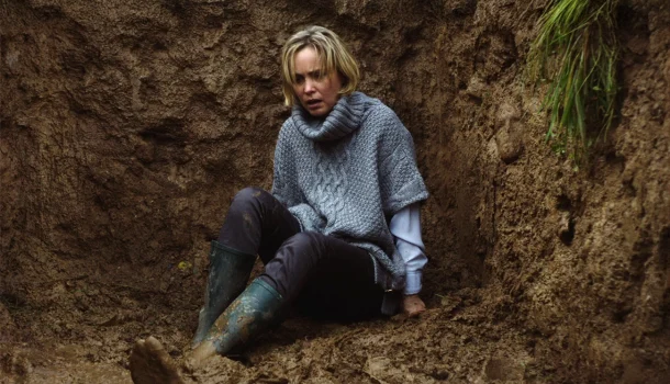 Terror com Radha Mitchell no Prime Video é proibido para cardíacos