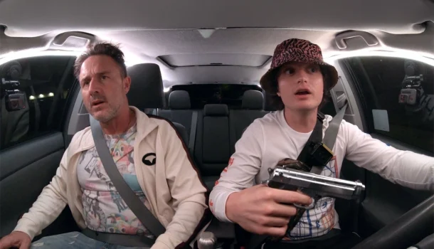 Joe Keery assusta em thriller digital na HBO Max sobre a obsessão por fama online