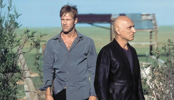Suspense slow-burn com Aaron Eckhart e Ben Kingsley vai te deixar em alerta profundo, no Prime Video