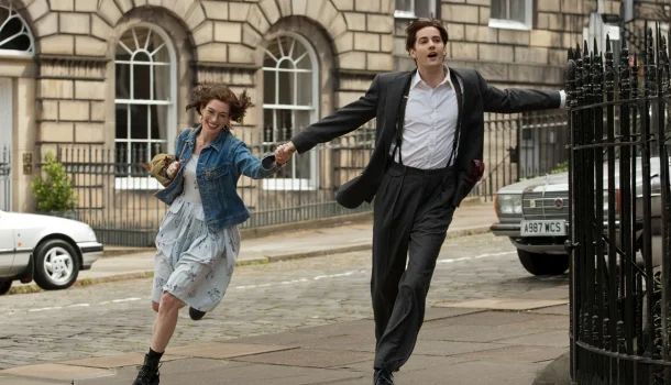 Baseado em livro com mais de 8 milhões de cópias vendidas, romance com Anne Hathaway está no Prime Video