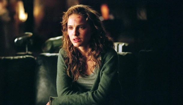 Com Natalie Portman e Hugo Weaving, um dos maiores thrillers políticos do século está no Prime Video