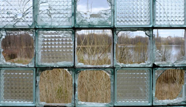 Estreito, vidro, a tropa e a troça Estreito, vidro, a tropa e a troça