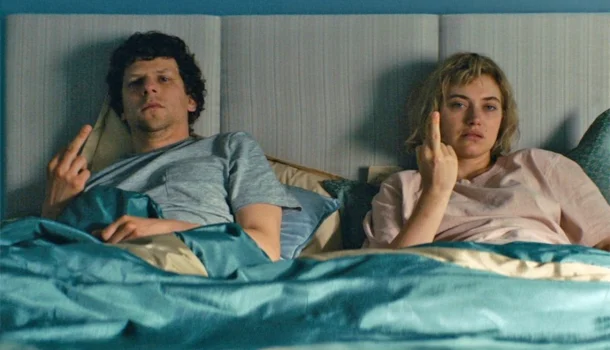 Filme surrealista com Imogen Poots e Jessie Eisenberg que vai bugar sua cabeça, no Prime Video