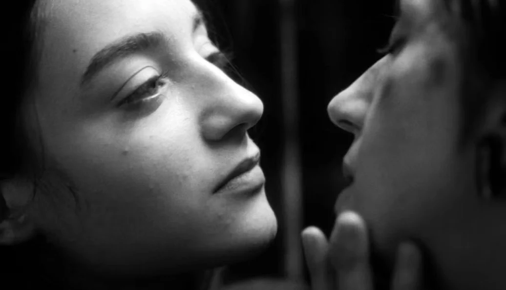 Deux Personnes Échangeant de La Salive