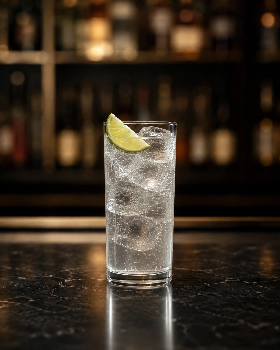 Gin Rickey servido em copo alto com gelo e limão