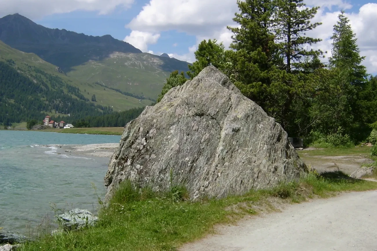 Pedra de Surlej, às margens do lago Silvaplana, na Suíça