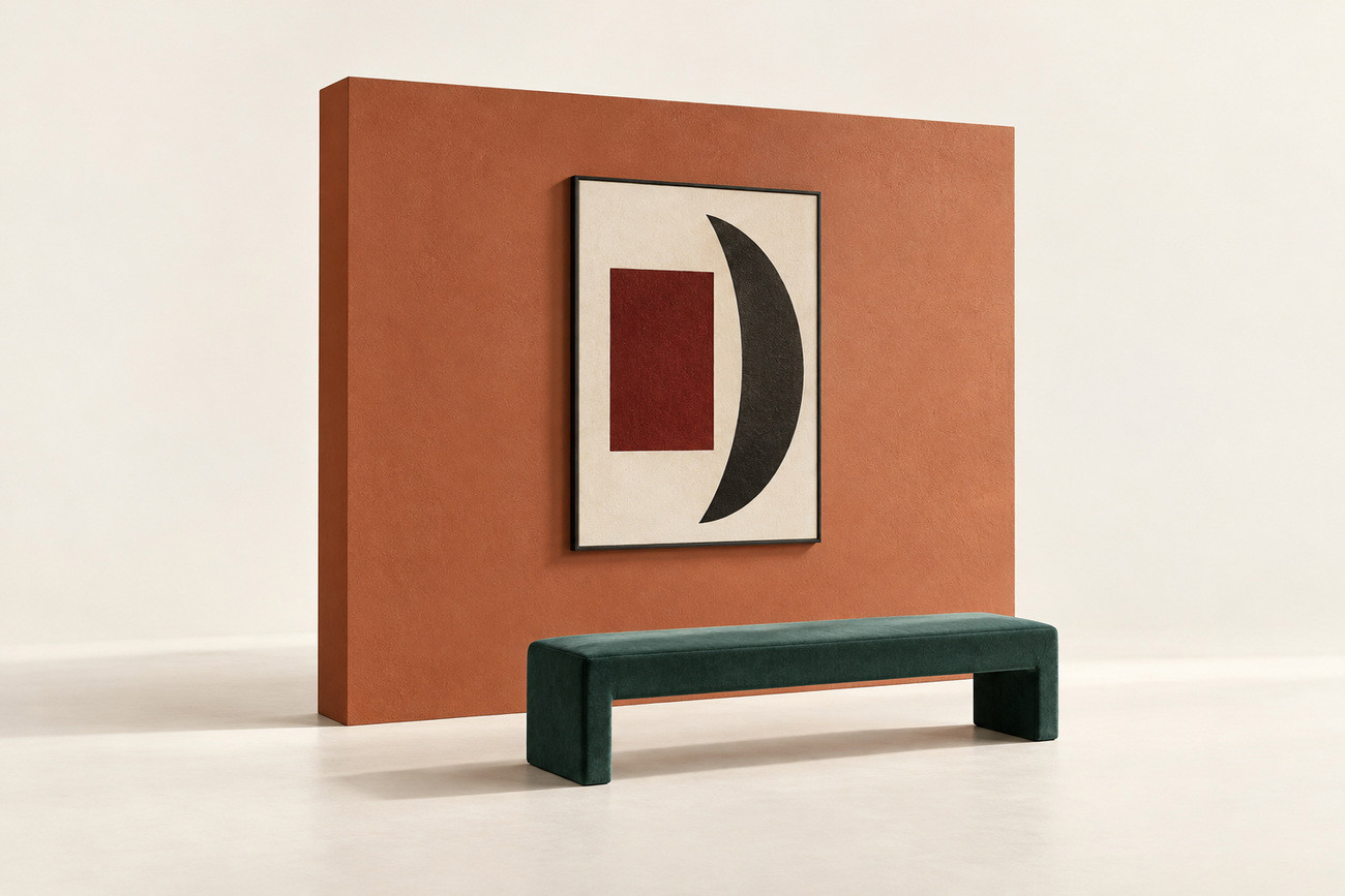Ilustração conceitual de uma pequena sala de galeria, com parede terracota, pintura abstrata original e banco verde. Não representa o espaço real do estudo.