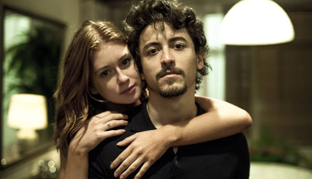 Mulher abraça um homem por trás em uma cena da primeira temporada de Justiça.