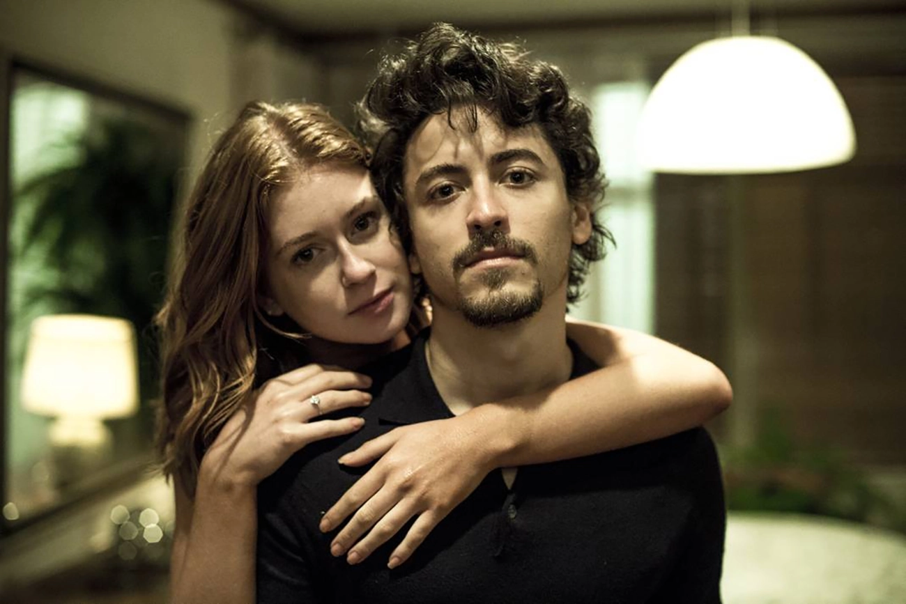 Mulher abraça um homem por trás em uma cena da primeira temporada de Justiça.