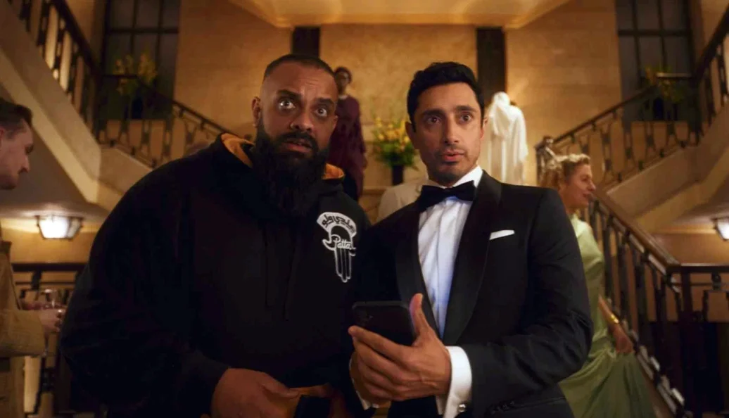Riz Ahmed e Guz Khan em cena de A Isca, série do Prime Video