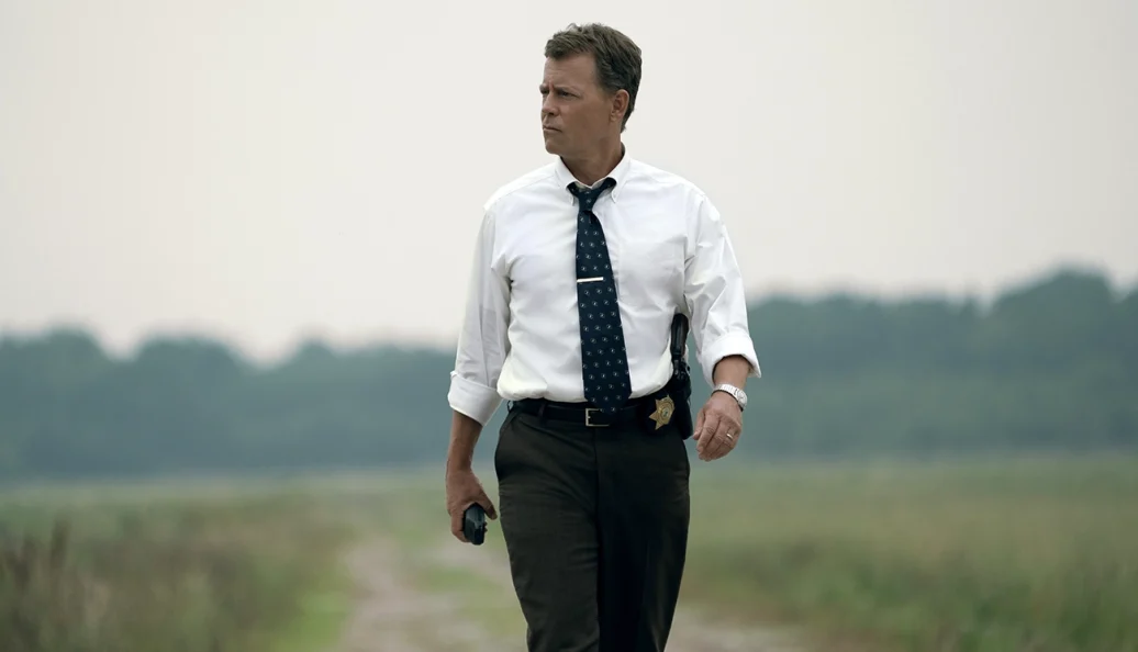 Greg Kinnear como o investigador Brian Miller em Black Bird.