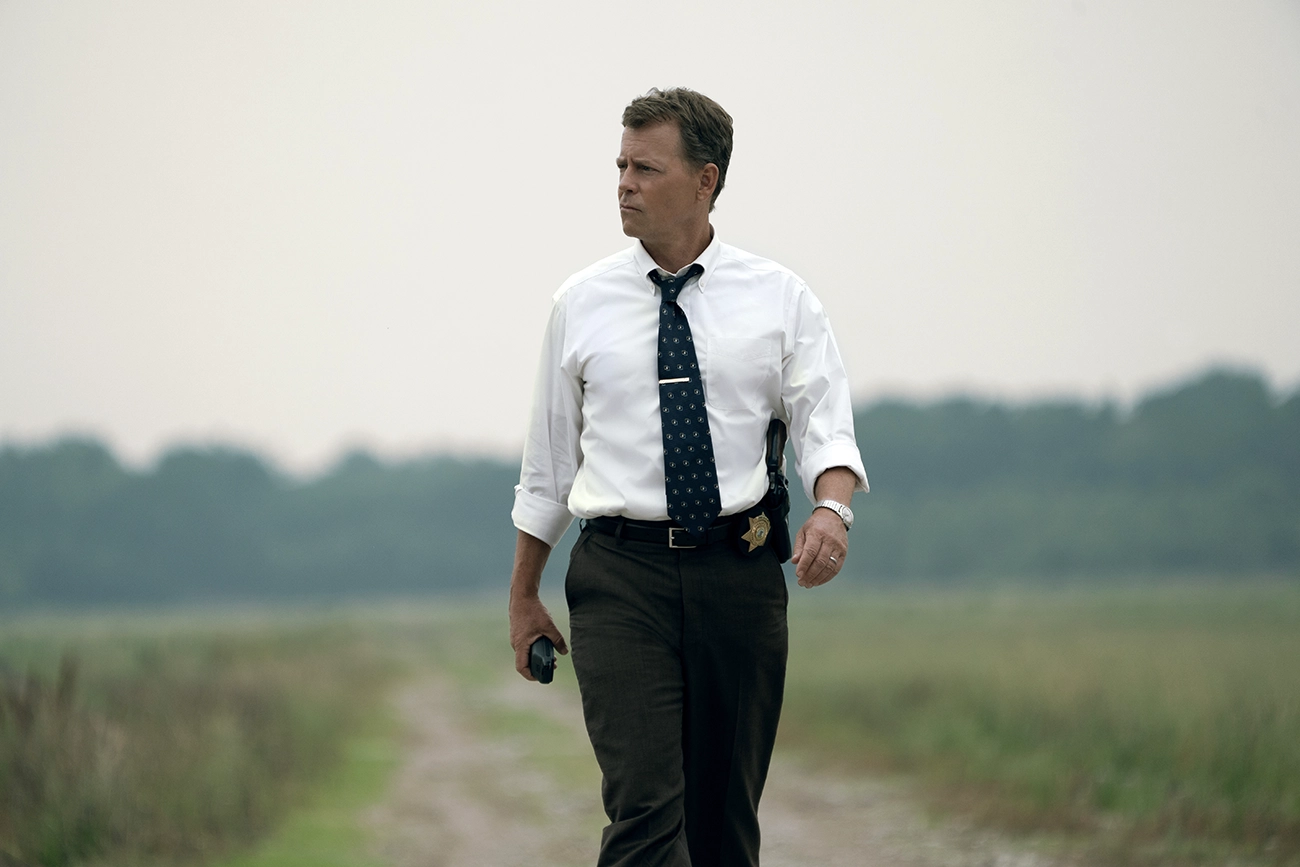 Greg Kinnear como o investigador Brian Miller em Black Bird.