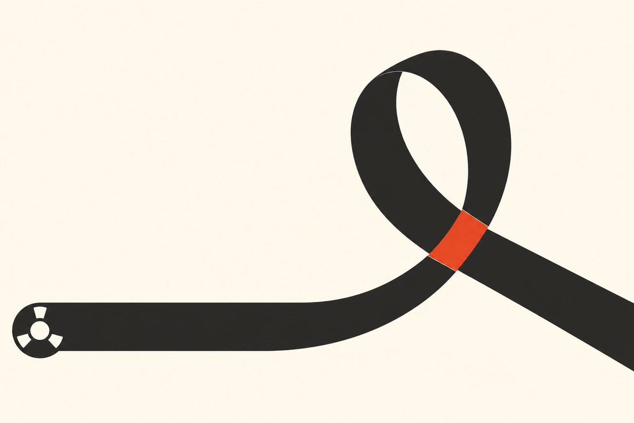 Ilustração de uma fita magnética preta em curva com emenda vermelha sobre fundo creme.