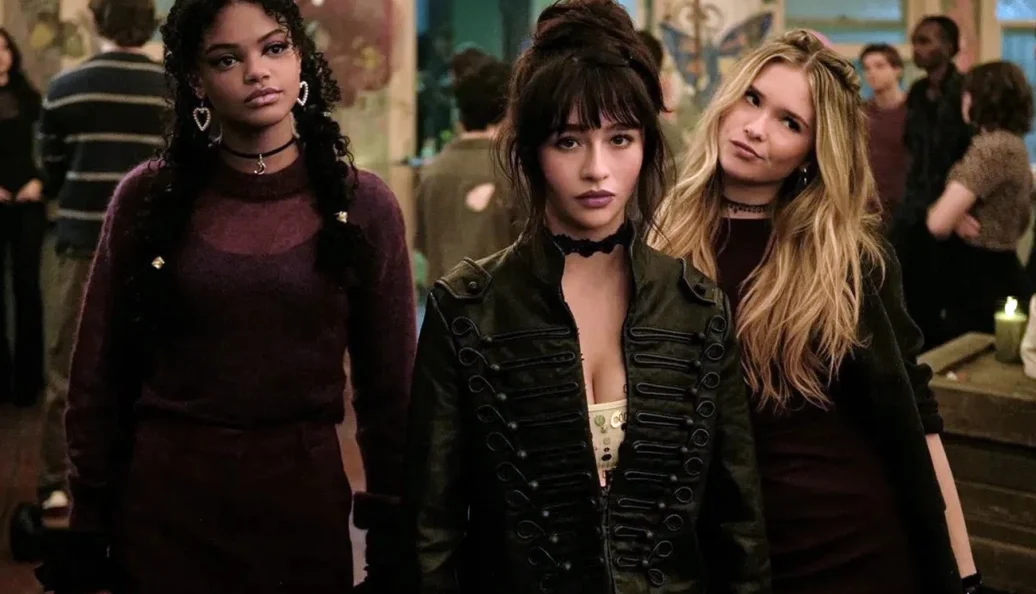 Jordan Leftwich, Malina Pauli Weissman e Ora Duplass em Coven Academy.