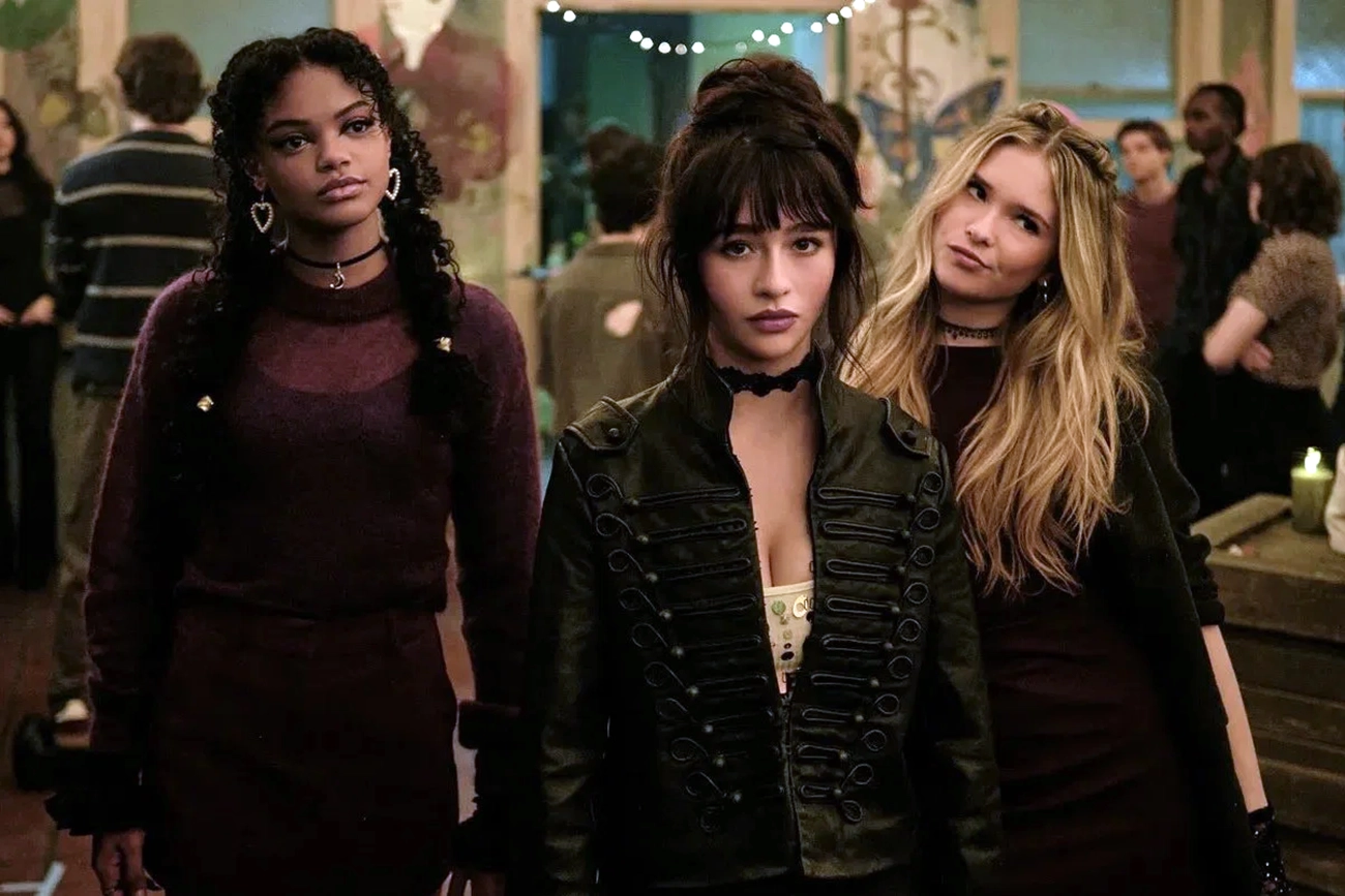 Jordan Leftwich, Malina Pauli Weissman e Ora Duplass em Coven Academy.