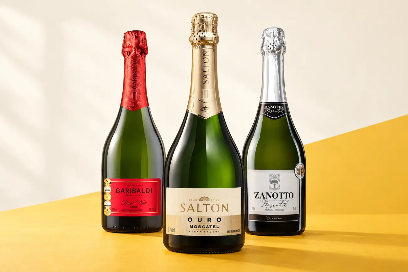 Garrafas de Garibaldi Pinot Noir Brut Rosé, Salton Ouro Moscatel e Zanotto Moscatel sobre fundo claro e amarelo.
