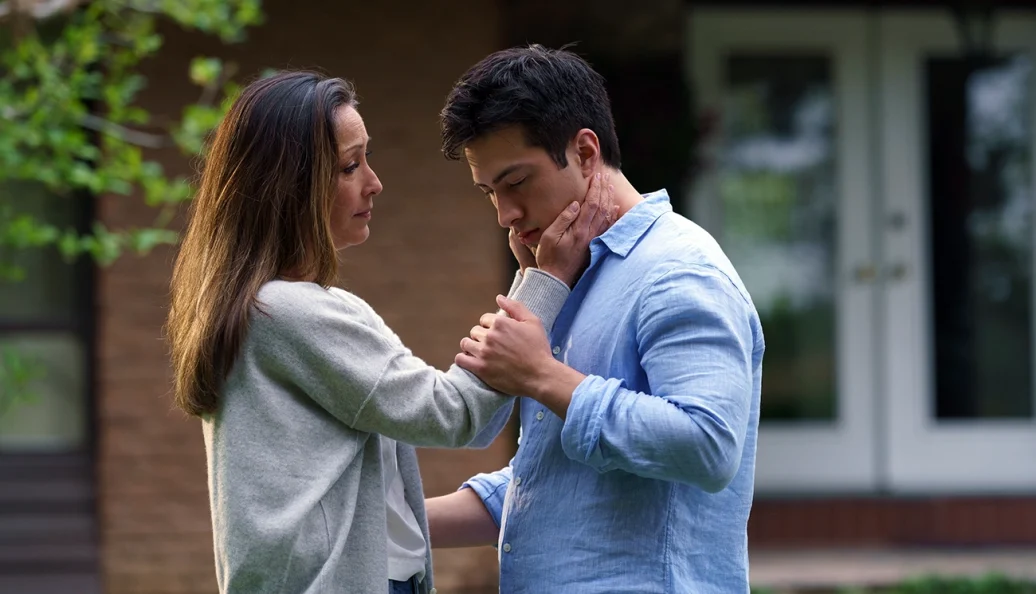 Christina Chang e Hudson Williams em cena de Rivalidade Ardente.