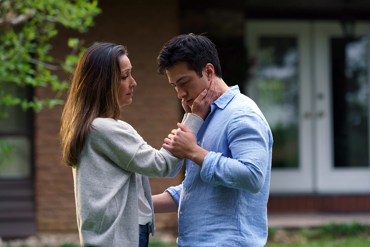 Christina Chang e Hudson Williams em cena de Rivalidade Ardente.